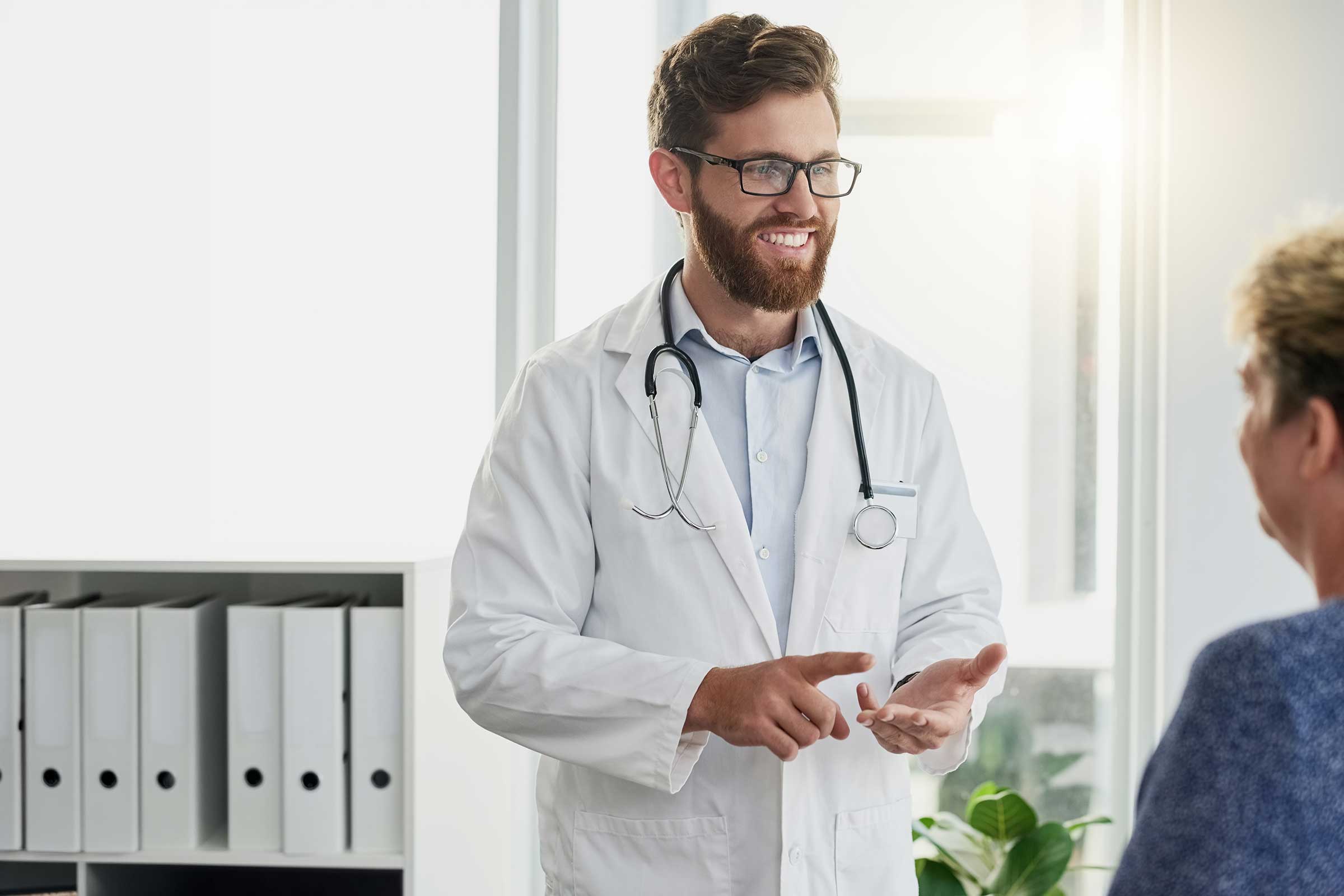 Arzt erklärt Patientin die App PrehabM